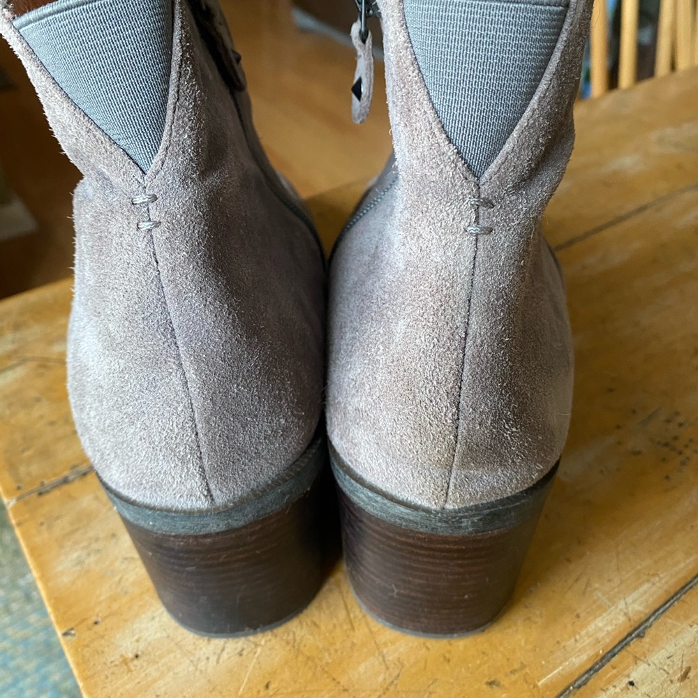 Gentle Souls by Kenneth Cole grey suede boots, size 10 - Picture 4 of 5